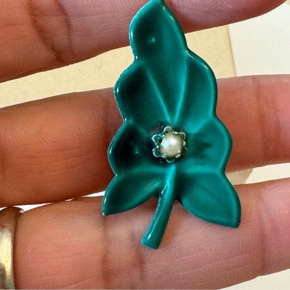 Beautiful Green Lead Enamel Pearl Brooch Dainty Vintage Rare Gold Tone - Picture 3 of 7
